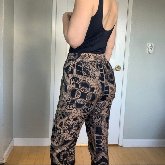 High waisted tapered ankle pants w/ Versace like print - Picture 4 of 13